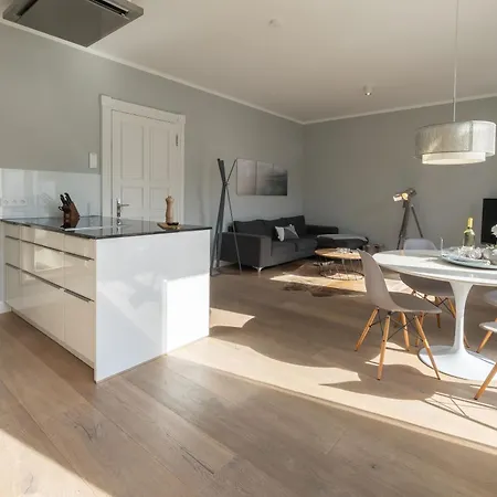 First Lands End Apartment *